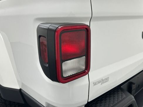 Used 2021 Jeep Gladiator Overland image 24