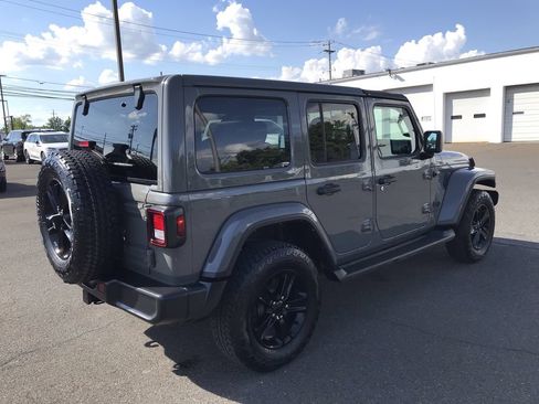 Used 2022 Jeep Wrangler Unlimited Sahara AWD/4WD image 5