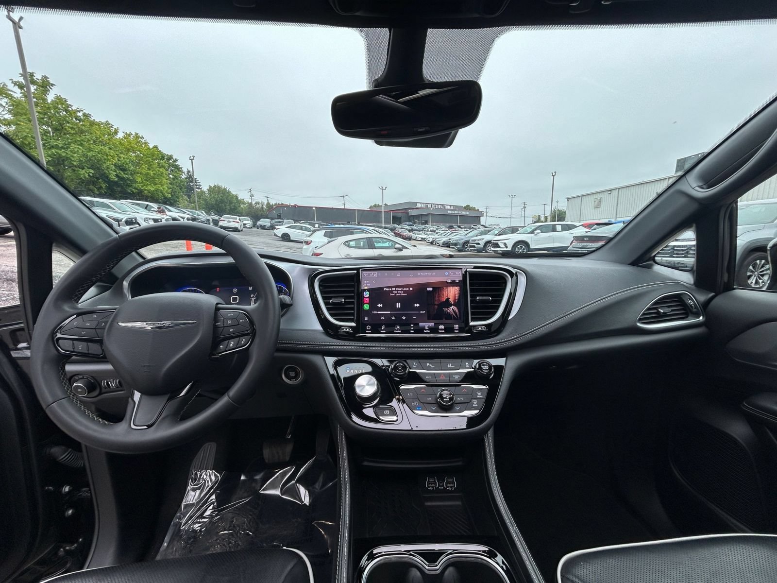Used 2025 Chrysler Pacifica Limited FWD image 31