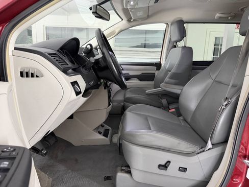 Used 2012 Volkswagen Routan SE FWD image 22