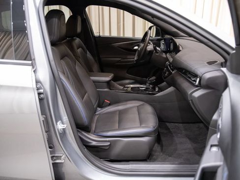 Used 2025 Buick Envista Sport Touring w/ Convenience I Package FWD image 11