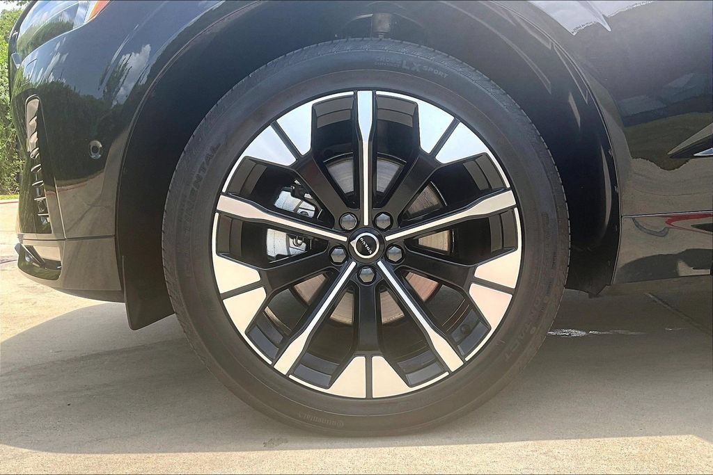 Certified 2026 Volvo XC60 B5 Plus AWD/4WD image 11