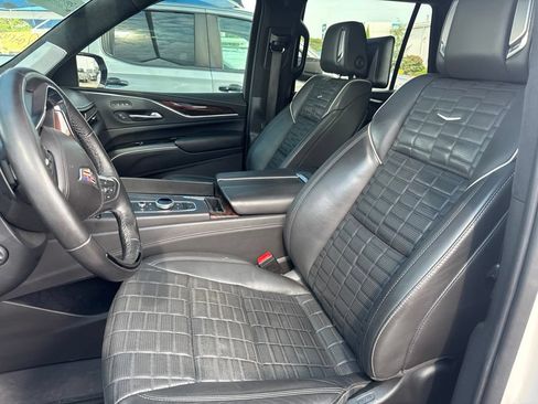Used 2022 Cadillac Escalade Sport Platinum w/ Heavy-Duty Trailer Package AWD/4WD image 11
