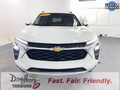 Used 2025 Chevrolet Trax LT FWD image 2