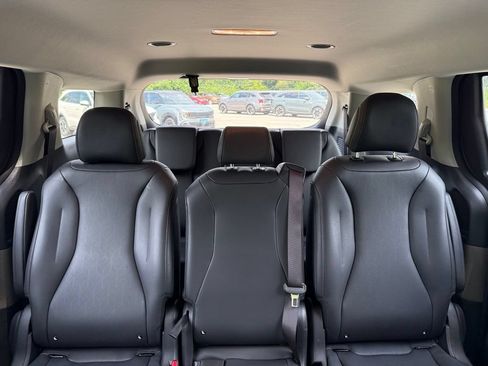 Used 2026 Kia Carnival FWD image 40