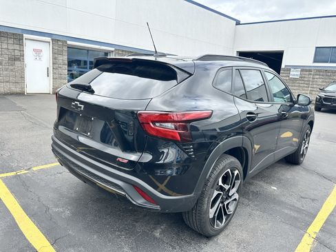 Used 2024 Chevrolet Trax RS w/ Sunroof Package FWD image 8