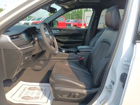 Used 2023 Jeep Grand Cherokee Altitude AWD/4WD image 15
