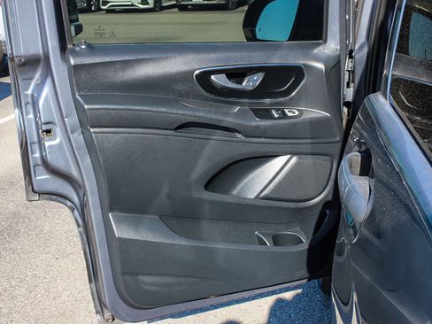 Used 2018 Mercedes-Benz Metris Passenger image 21