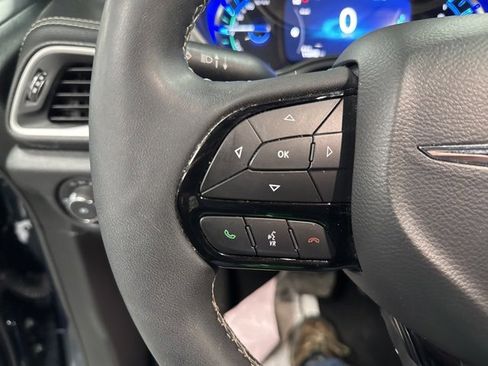 Used 2022 Chrysler Pacifica Touring-L w/ Uconnect Theater Family Group image 25