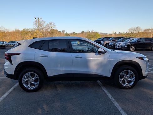 Used 2024 Chevrolet Trax LS w/ LS Convenience Package image 10