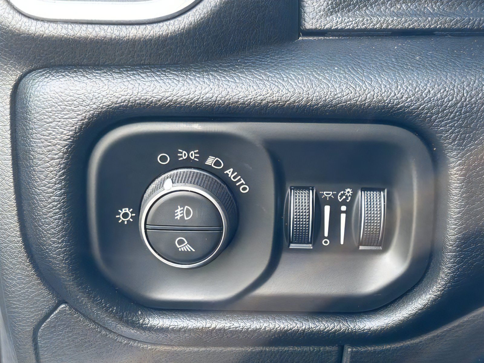 Used 2019 RAM 1500 Laramie AWD/4WD image 26