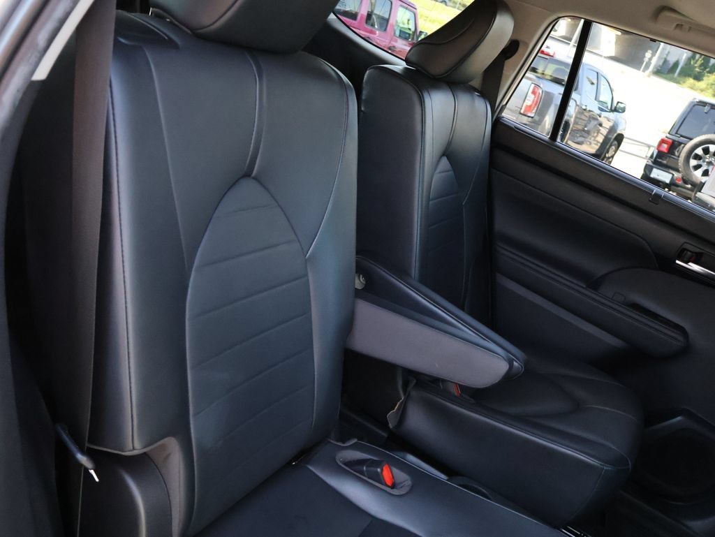 Used 2020 Toyota Highlander XLE AWD/4WD image 12