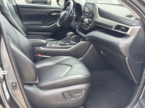 Used 2021 Toyota Highlander XLE AWD/4WD image 12