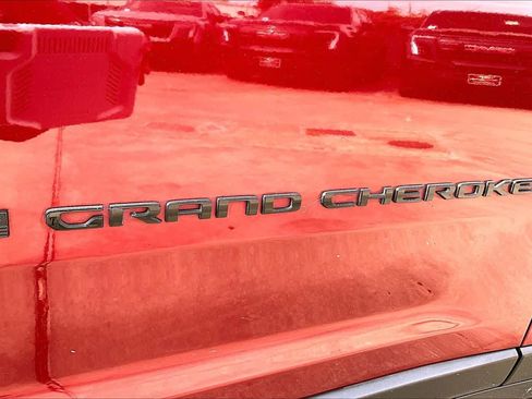 Used 2023 Jeep Grand Cherokee L Limited w/ Black Appearance Package AWD/4WD image 10