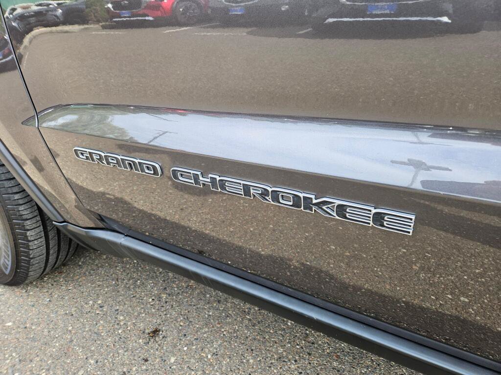 Used 2021 Jeep Grand Cherokee Laredo AWD/4WD image 9
