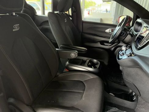 Used 2021 Chrysler Pacifica Touring w/ Uconnect Theater Family Group image 19