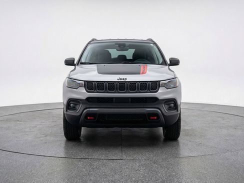 Used 2025 Jeep Compass Trailhawk image 2