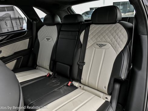 Used 2023 Bentley Bentayga Plug-In Hybrid image 28