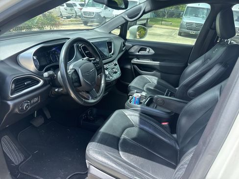 Used 2020 Chrysler Pacifica Touring-L w/ S Appearance Package image 9