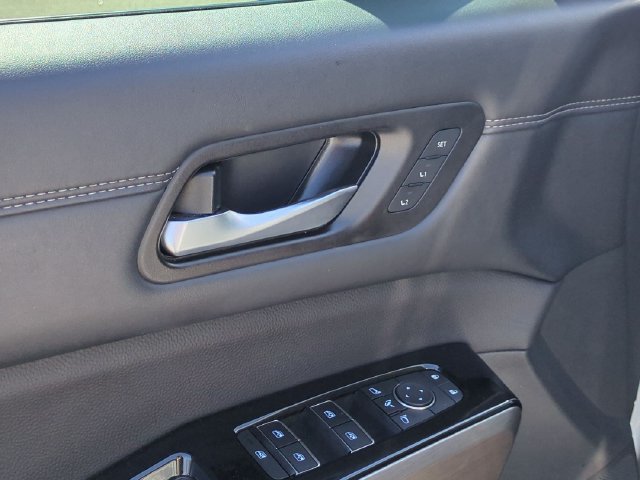 Used 2025 Nissan Pathfinder Platinum AWD/4WD image 13