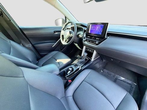 Used 2023 Toyota Corolla Cross XLE w/ Convenience Package FWD image 26