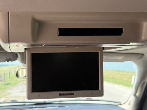 Used 2013 Chevrolet Suburban LTZ RWD image 16
