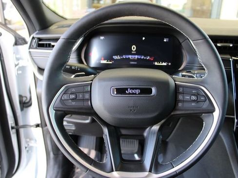 Used 2025 Jeep Grand Cherokee Altitude AWD/4WD image 15