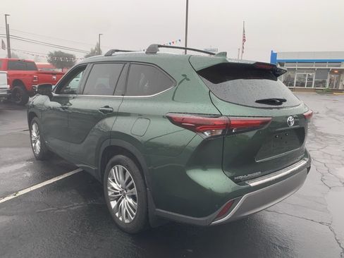 Used 2025 Toyota Highlander Platinum image 2