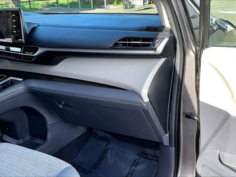 Certified 2024 Toyota Sienna LE image 18