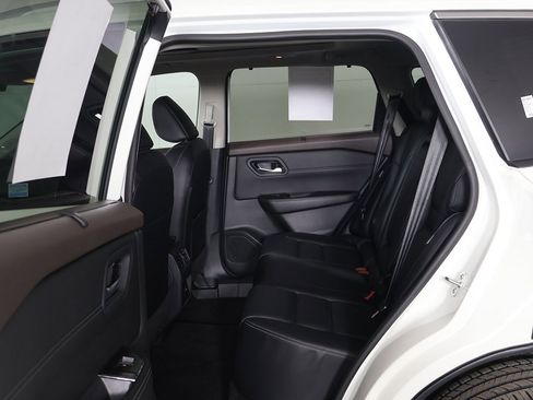 Used 2023 Nissan Rogue SL w/ SL Premium Package image 33