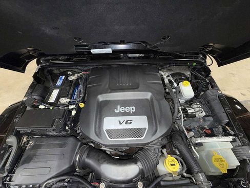 Used 2018 Jeep Wrangler Unlimited Sahara image 12