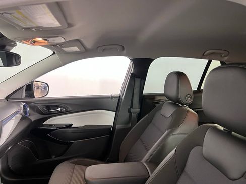 Used 2025 Chevrolet Trax LT w/ LT Convenience Package image 24