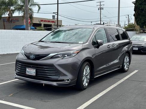 Used 2023 Toyota Sienna Platinum FWD image 2