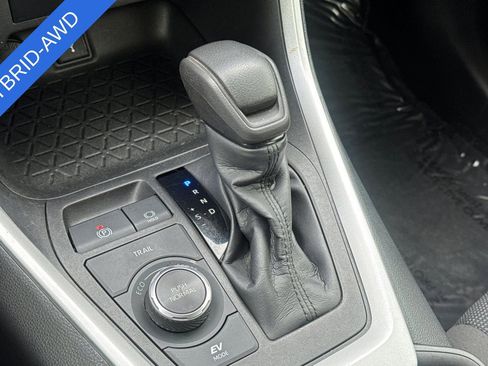 Used 2022 Toyota RAV4 LE image 21
