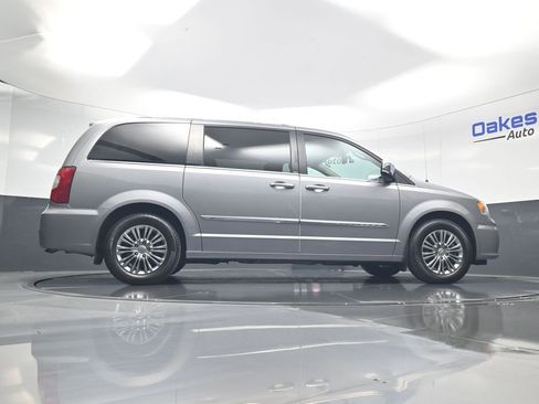 Used 2013 Chrysler Town & Country Touring-L w/ Driver Convenience Group FWD image 44