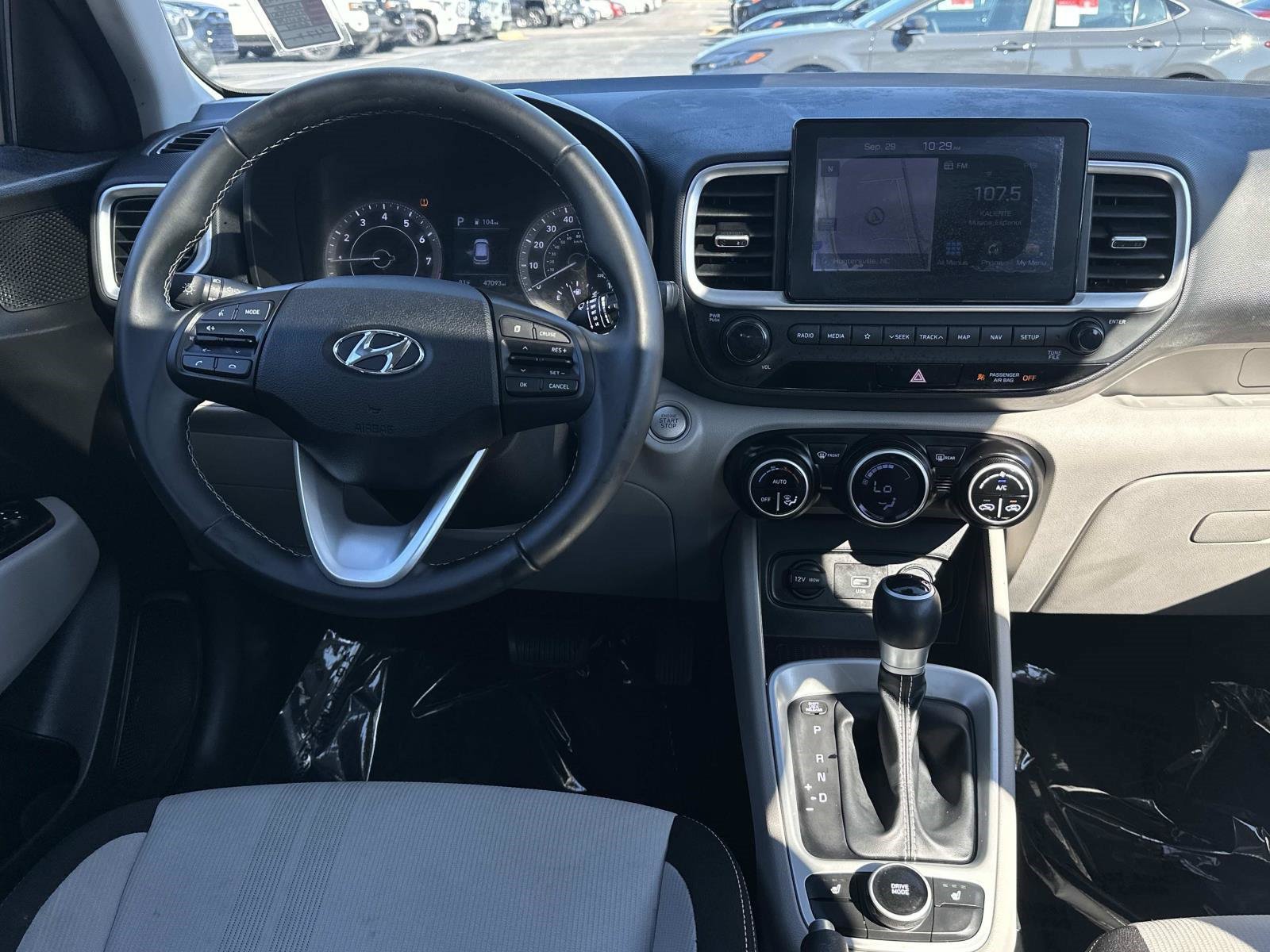 Used 2020 Hyundai Venue SEL w/ Convenience + Premium Package FWD image 11