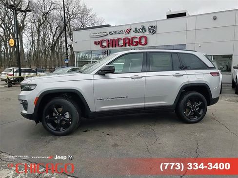 Certified 2025 Jeep Grand Cherokee Limited w/ Black Appearance Package image 9