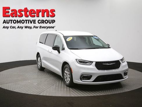 Used 2024 Chrysler Pacifica Touring-L image 49