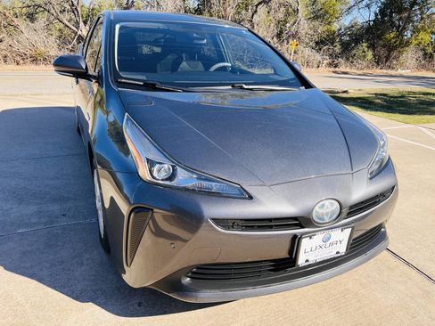 Used 2020 Toyota Prius LE image 2