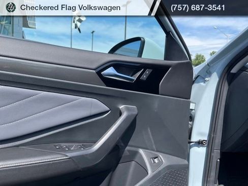 Used 2025 Volkswagen Jetta SEL FWD image 13