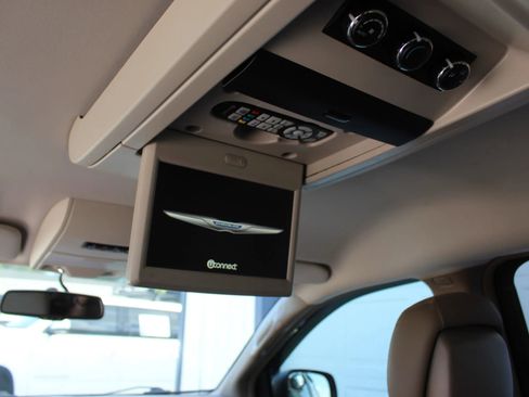 Used 2016 Chrysler Town & Country Touring w/ Driver Convenience Group image 20