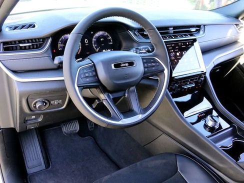 New 2025 Jeep Grand Cherokee L Laredo image 8