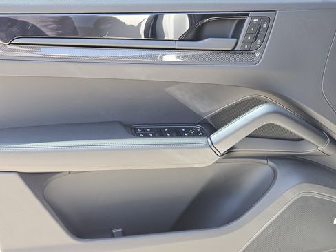 Certified 2025 Porsche Cayenne GTS AWD/4WD image 22