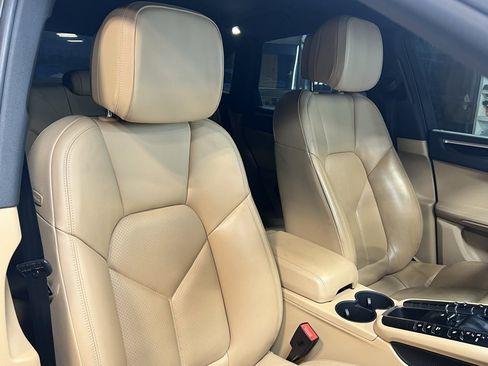 Used 2018 Porsche Macan w/ Premium Package image 21