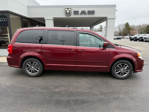 Used 2017 Dodge Grand Caravan SXT image 10