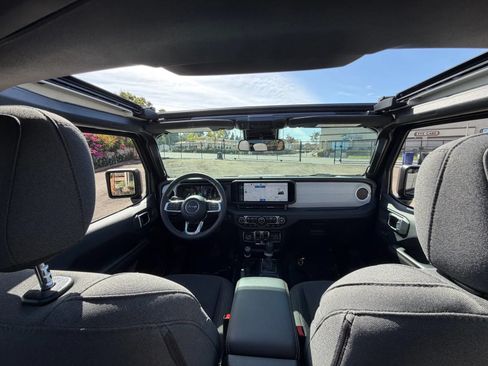 Used 2025 Jeep Wrangler Unlimited Sahara w/ Safety Group AWD/4WD image 29