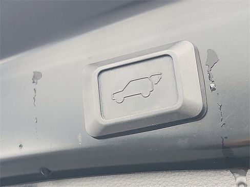 Used 2021 Toyota RAV4 SE image 29