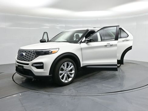 Certified 2022 Ford Explorer Platinum w/ Technology Package image 32