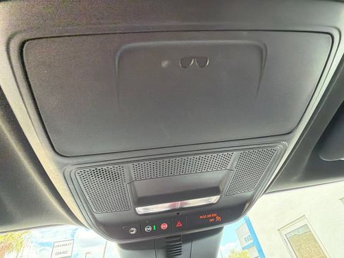 Used 2025 Chevrolet Traverse LT FWD image 25