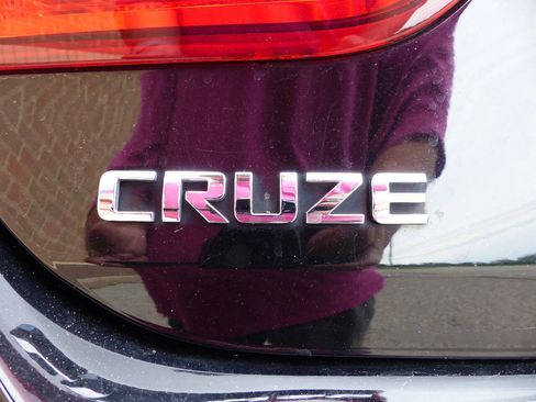 Used 2019 Chevrolet Cruze LT w/ Convenience Package FWD image 15